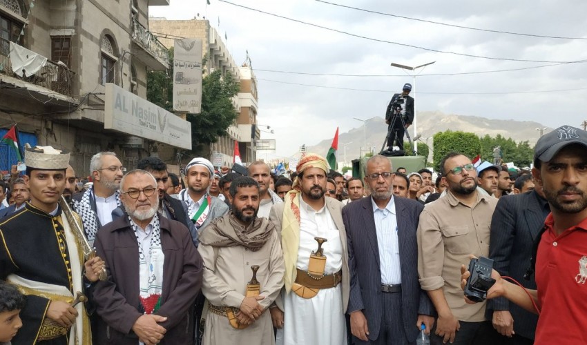 شاهد .. ظهور مفاجئ لعدد من قيادات حركة حماس برفقة محمد البخيتي وسط العاصمة صنعاء ..؟! ( صور )