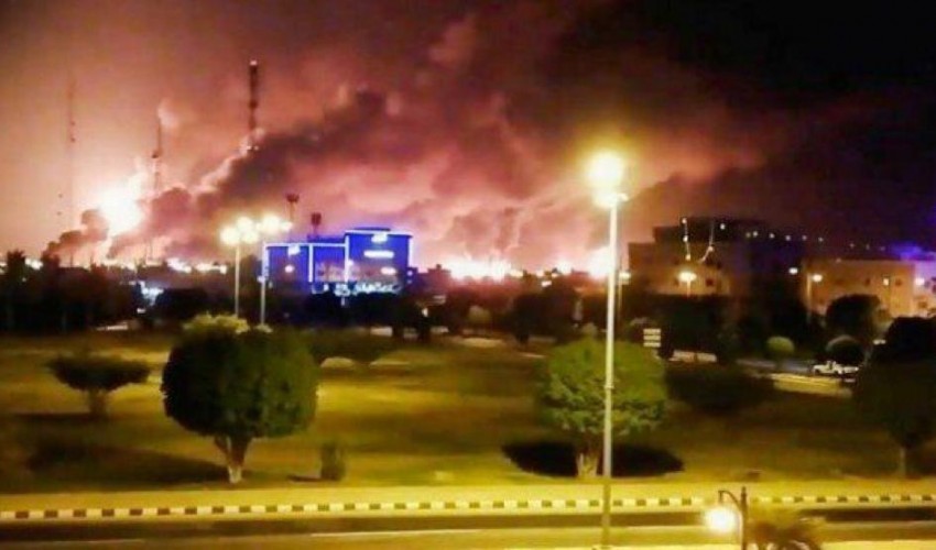 عاجل | استهداف أكبر قاعدة عسكرية لقوات التحالف في السعودية والانفجارات تهز المملكة ودخان كثيف يغطي سماء المدينة